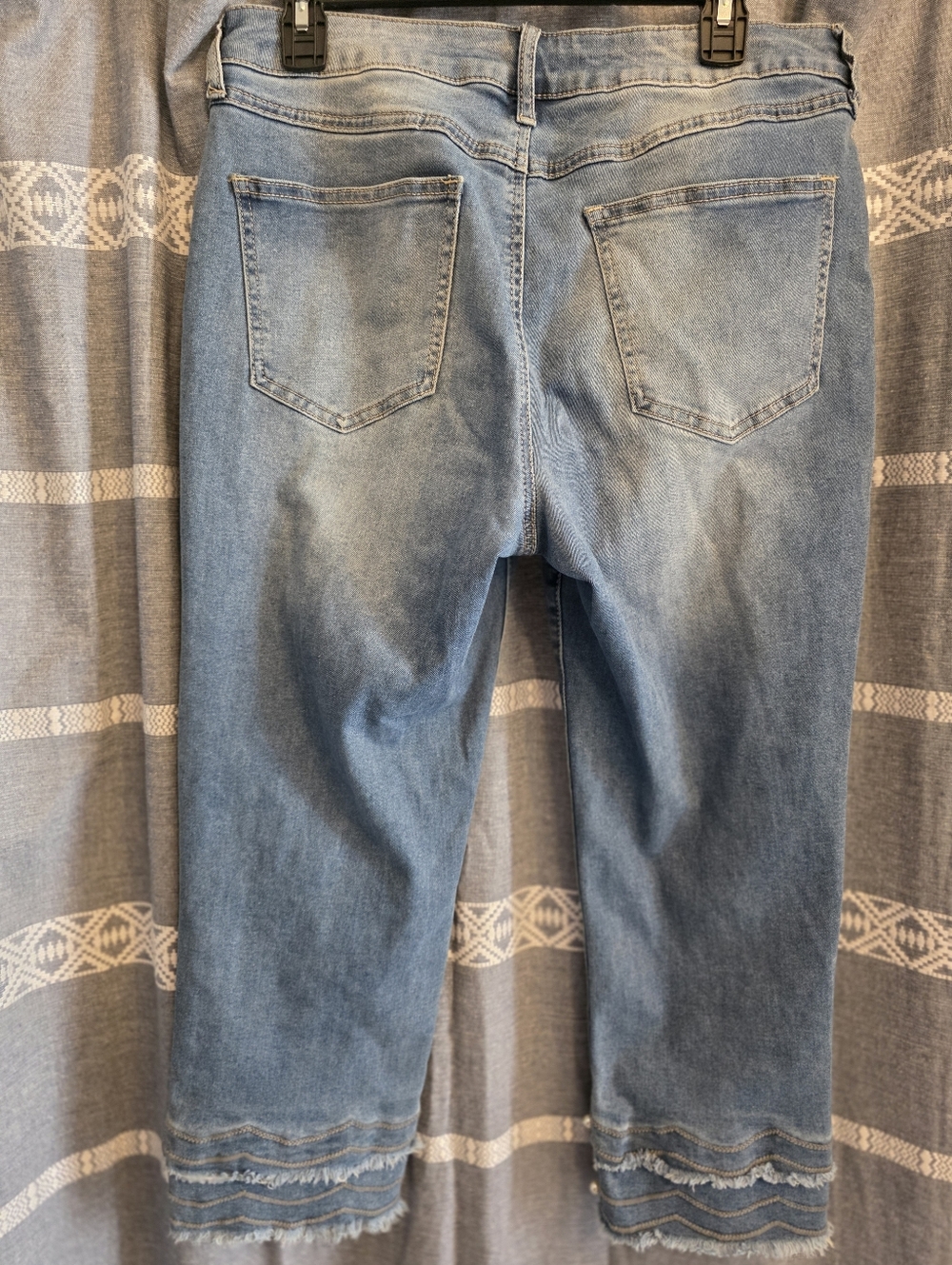 Cato Est 1946 Distressed Denim Pearl Capri Size 12 - Picture 5 of 6